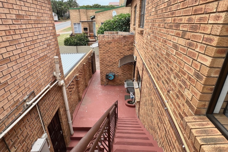 7 Bedroom Property for Sale in Wavecrest Eastern Cape